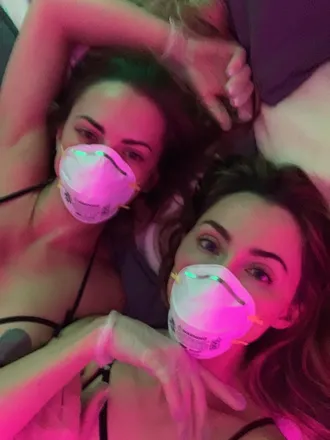 OnlyFans de twogirlsonevirus