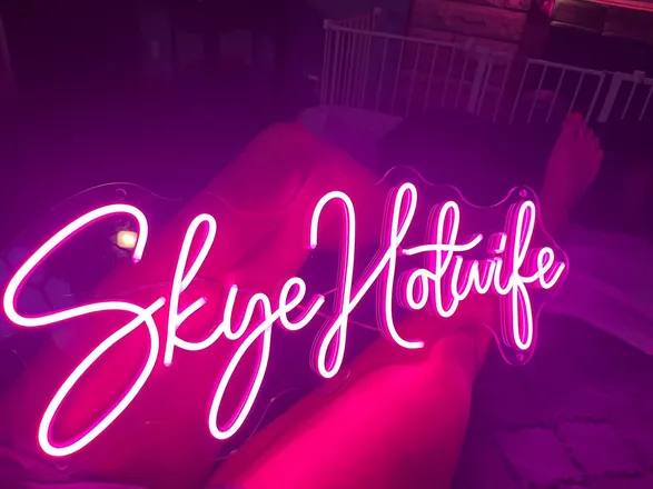 OnlyFans account  skye_hotwife_vip header 2