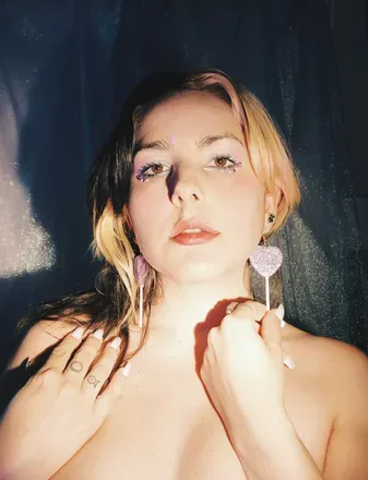 OnlyFans account  hellofalover avatar 1