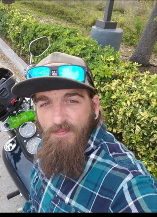 OnlyFans cuenta beardedwonder73 header 2