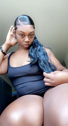 OnlyFans cuenta lovebeezx1 header 2