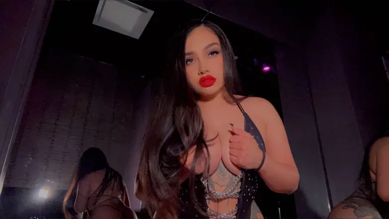 OnlyFans cuenta theeloveelyparis header 2