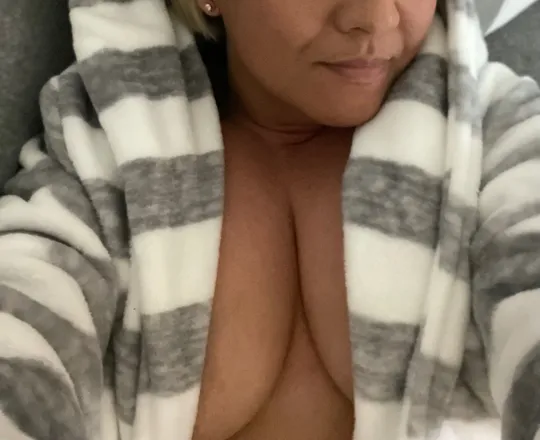 OnlyFans account  zarastars_housewife header 2