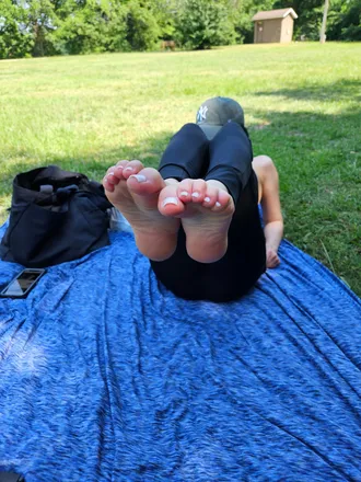 OnlyFans cuenta prettylittlefeet_09 header 2