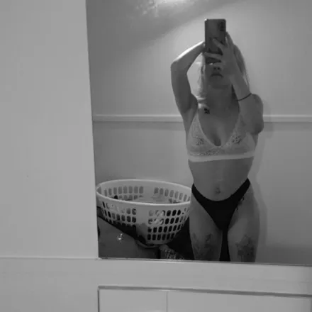 OnlyFans account  tinymama.x header 2