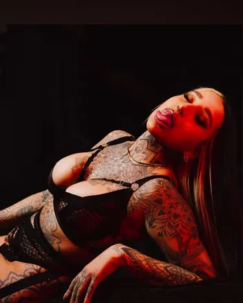 OnlyFans cuenta split_tongue_bri header 2