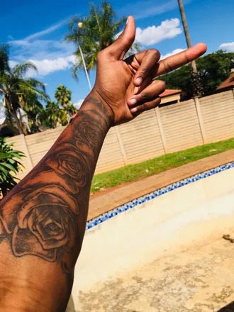 OnlyFans cuenta boywithderosetattoos header 2