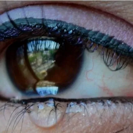 OnlyFans cuenta watery-eyes header 2