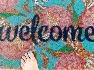 OnlyFans cuenta feet_thru_the_world header 2