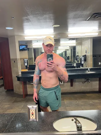 OnlyFans cuenta tylerhoffmanxx header 2