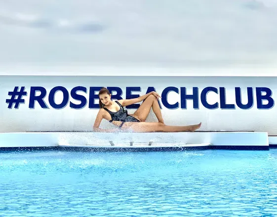 OnlyFans cuenta red_theresia header 2