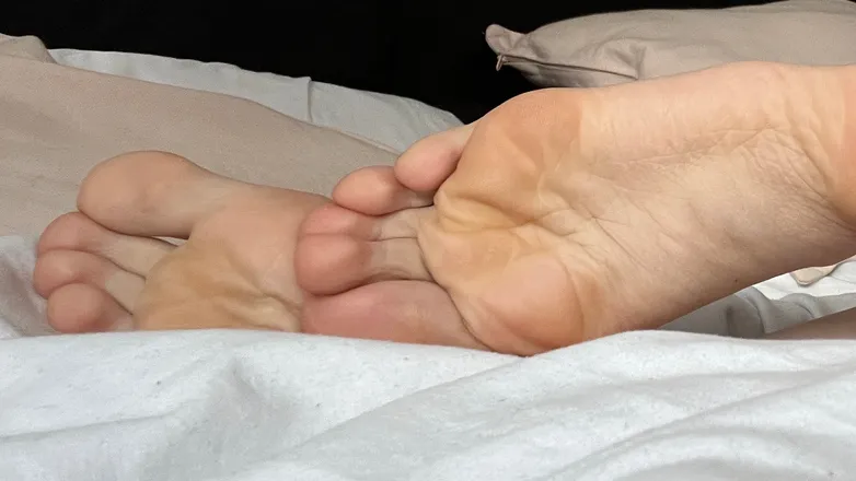 OnlyFans cuenta feetofamillennial header 2