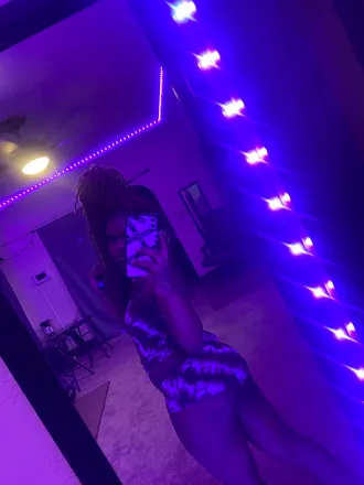 OnlyFans cuenta whoguessing header 2