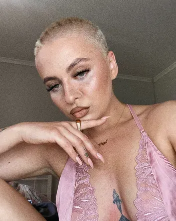 OnlyFans account  hellomarlenn avatar 1
