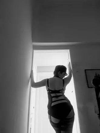 OnlyFans cuenta madamedelingerie header 2