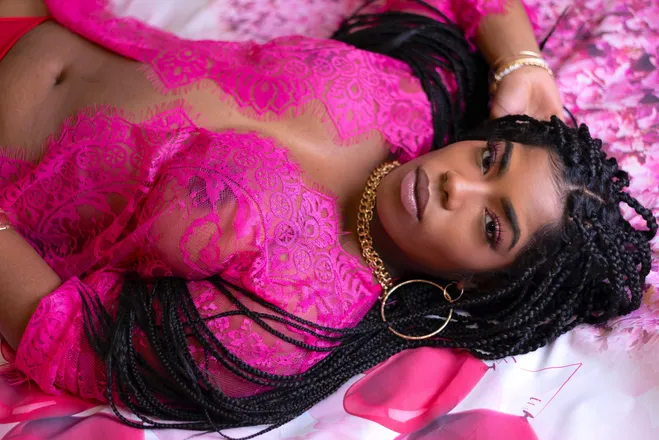 OnlyFans cuenta feralthighs header 2