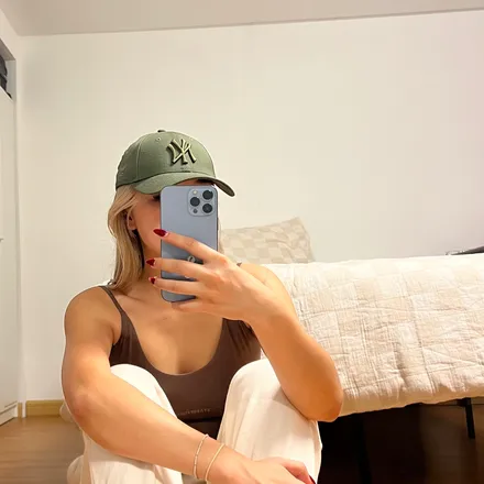OnlyFans cuenta sophieapple05 header 2
