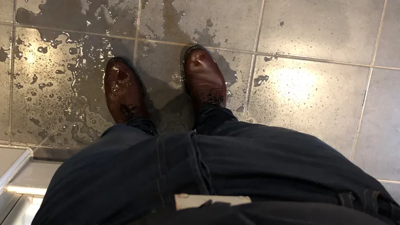 OnlyFans cuenta wet-pants-guy header 2