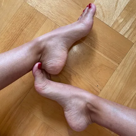 OnlyFans cuenta feetbychia header 2