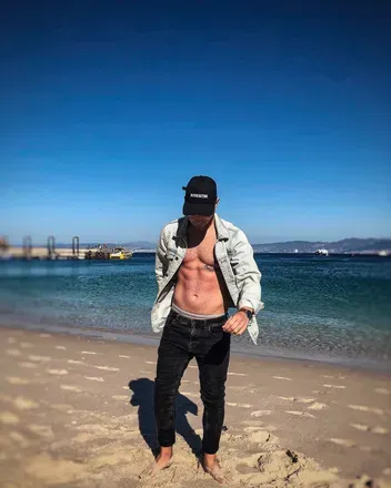 OnlyFans account  r-90-bl header 2