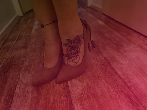 OnlyFans cuenta lovetattoodfeet header 2