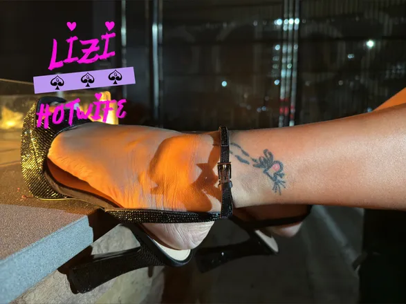 OnlyFans account  lizihotwife header 2