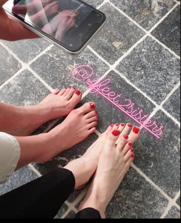 OnlyFans cuenta fourfeettwosisters header 2