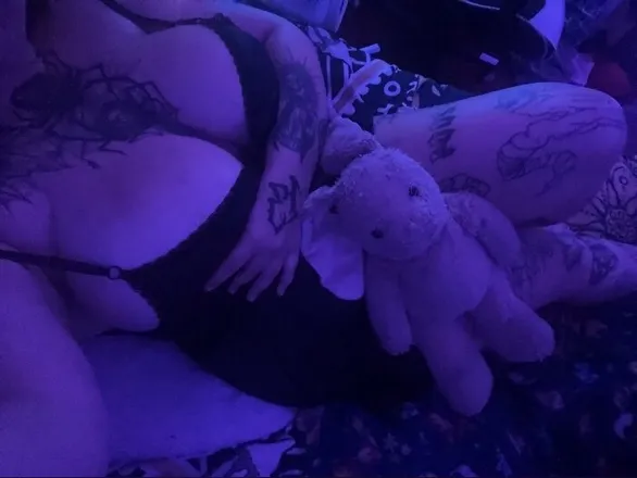 OnlyFans account  poison_ivyy04 header 2