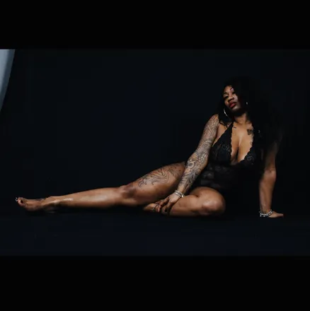 OnlyFans cuenta karamelkisseskween header 2