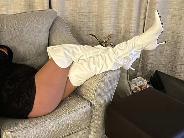 OnlyFans account  naplespantyhosegirl header 2