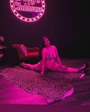 OnlyFans account  stagename_gigi header 2