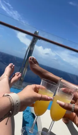 OnlyFans cuenta favefeetgirl header 2