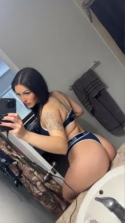 OnlyFans cuenta somerandomgurl header 2