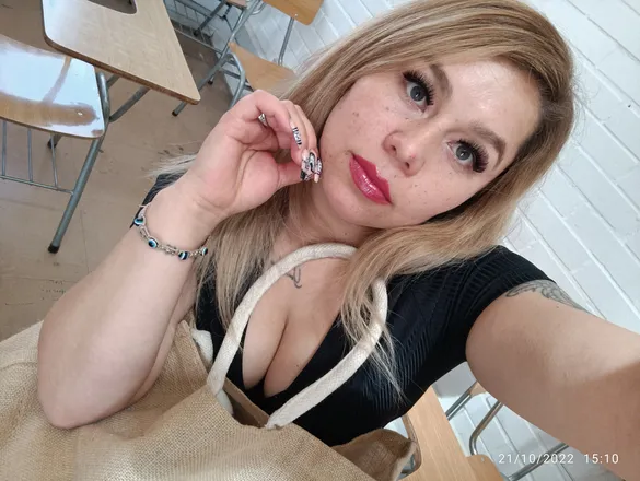 OnlyFans cuenta kiissy23 header 2