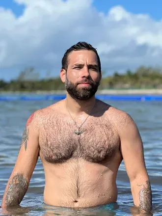 OnlyFans account  reyave avatar 1
