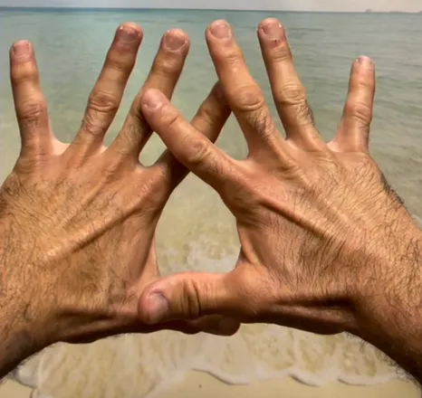 OnlyFans cuenta handgrip header 2