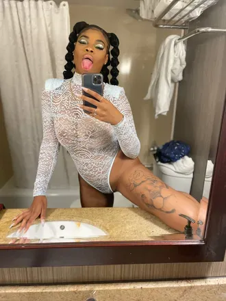OnlyFans account  queenmfnd avatar 1