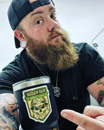 OnlyFans cuenta beardedkiwi91 header 2
