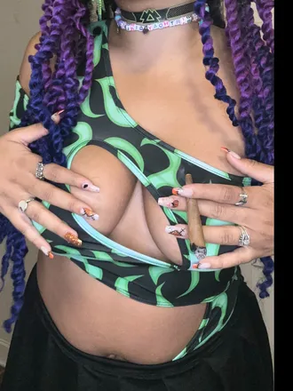 OnlyFans cuenta thatprettyravegirl header 2