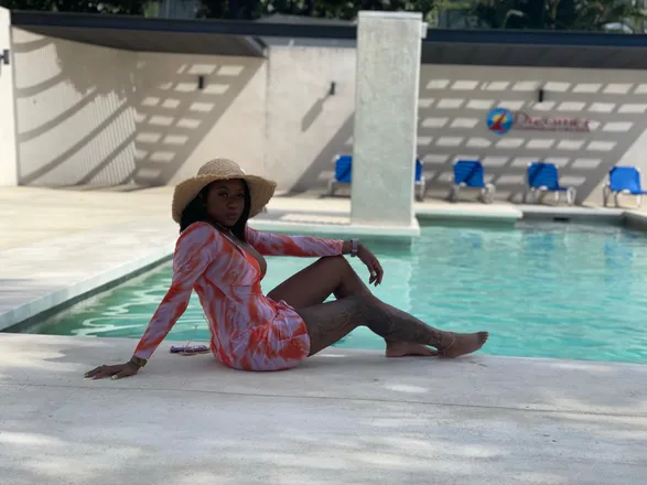 OnlyFans cuenta smallbootycutieee header 2