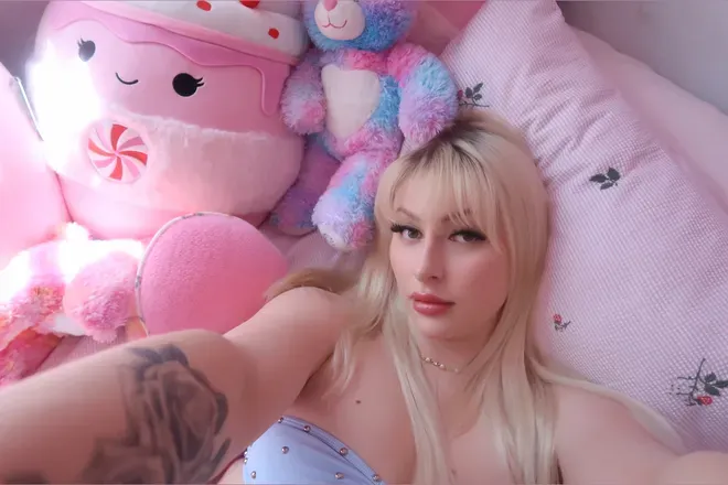 OnlyFans account  foxyroxyluve avatar 1