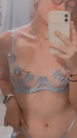 OnlyFans cuenta peachlingerie header 2