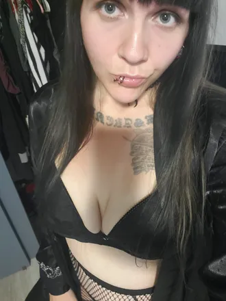 OnlyFans of starvingsuccubus