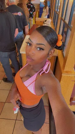 OnlyFans cuenta prettylilbarbiee header 2