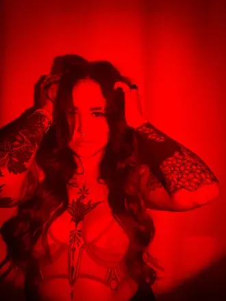 OnlyFans account  redqueenmaeve avatar 1