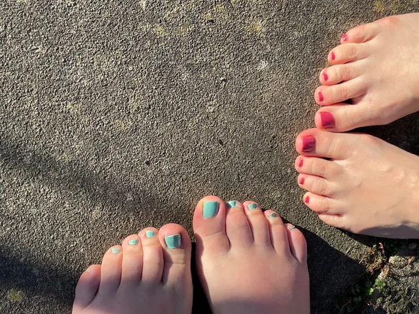 OnlyFans cuenta twofeetplease header 2