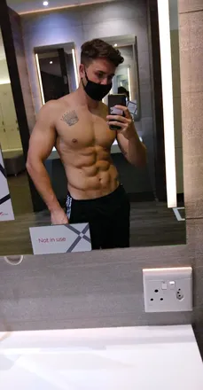 OnlyFans cuenta prettyboykeegs header 2