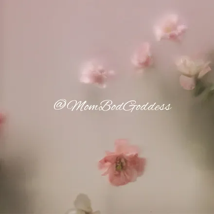 OnlyFans cuenta mombodgoddess header 2