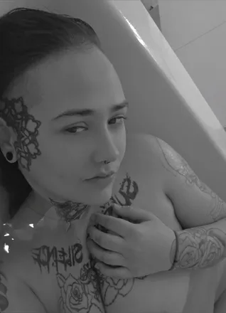 OnlyFans cuenta badbitchx0x header 2