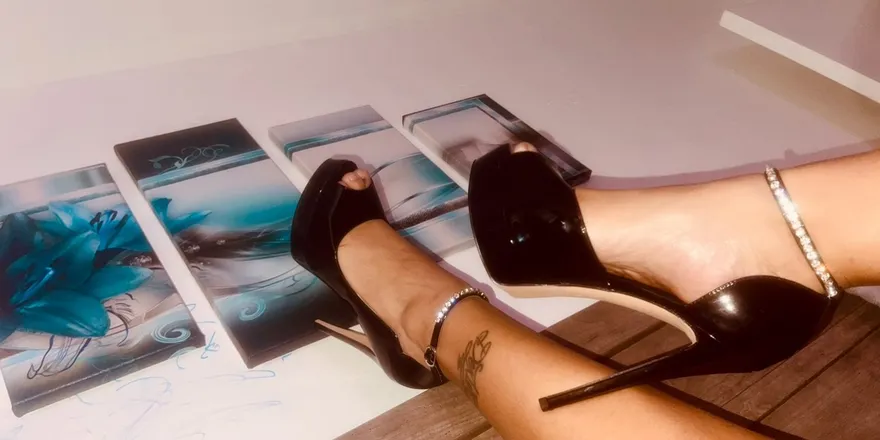 OnlyFans cuenta goldenfeet22 header 2
